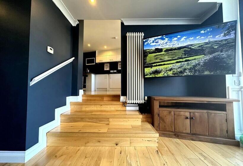 اقامتگاه Cosy And Quirky House In The Heart Of Bakewell