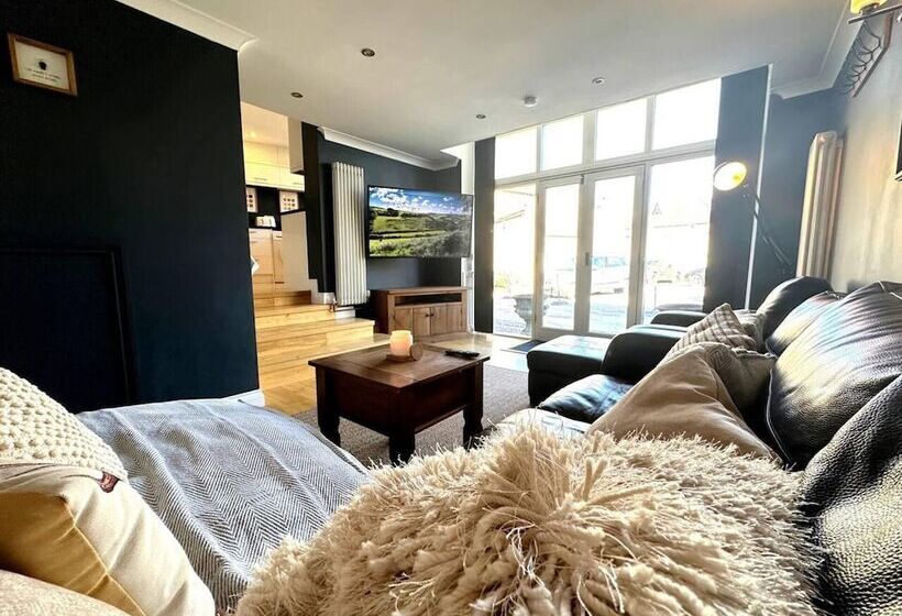 اقامتگاه Cosy And Quirky House In The Heart Of Bakewell