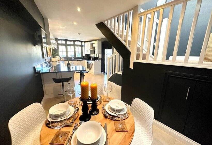 اقامتگاه Cosy And Quirky House In The Heart Of Bakewell