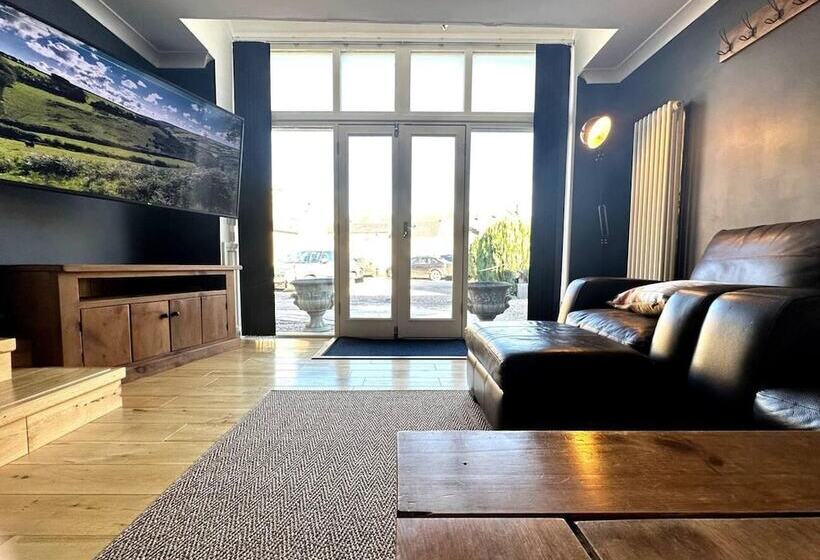 اقامتگاه Cosy And Quirky House In The Heart Of Bakewell