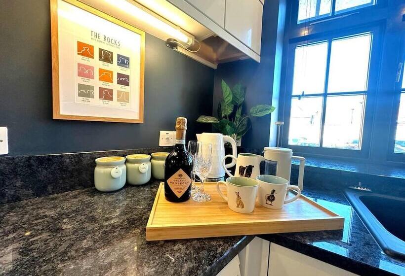 اقامتگاه Cosy And Quirky House In The Heart Of Bakewell