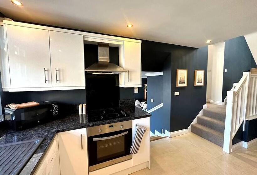 اقامتگاه Cosy And Quirky House In The Heart Of Bakewell