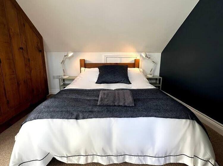 اقامتگاه Cosy And Quirky House In The Heart Of Bakewell