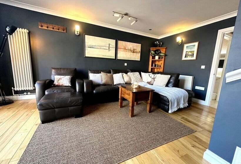 اقامتگاه Cosy And Quirky House In The Heart Of Bakewell