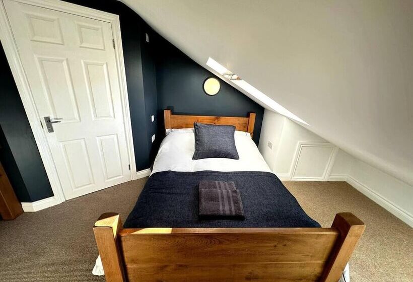 اقامتگاه Cosy And Quirky House In The Heart Of Bakewell