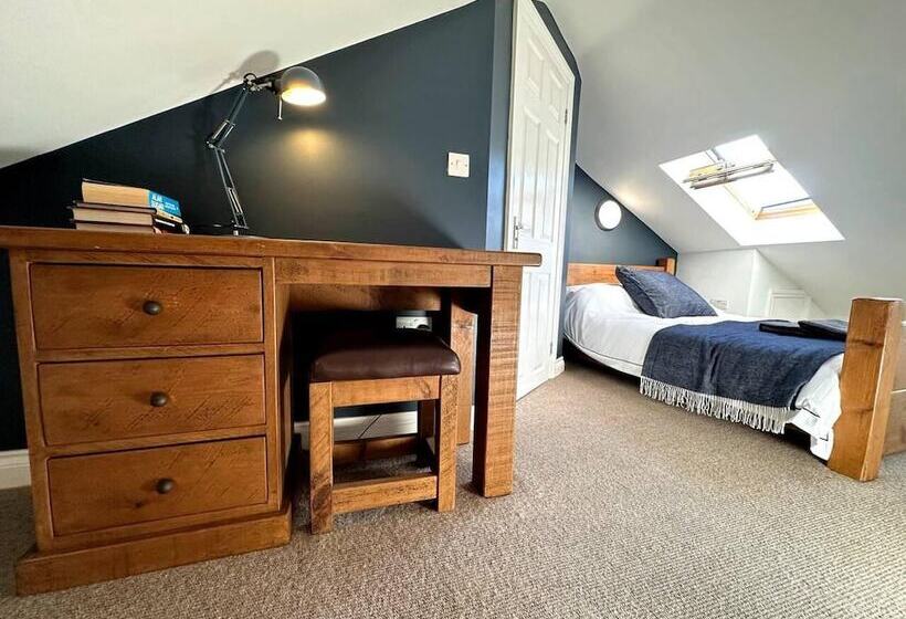 اقامتگاه Cosy And Quirky House In The Heart Of Bakewell