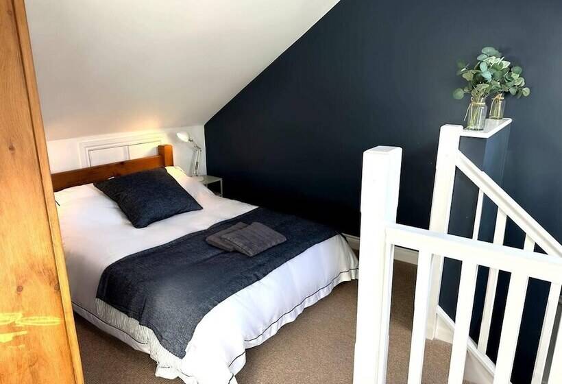 اقامتگاه Cosy And Quirky House In The Heart Of Bakewell