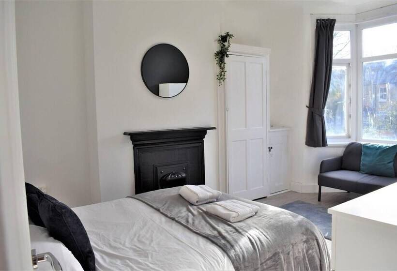 اقامتگاه Cosy, Modern House Nearby Seafront   Southend