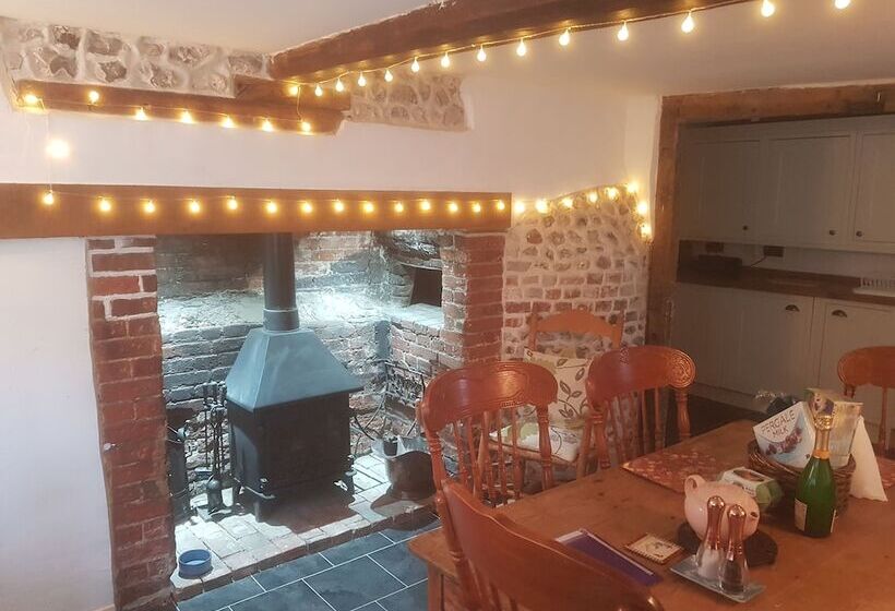 Резиденция Delightful 3 Bed Thatched Cottage Near Winchester