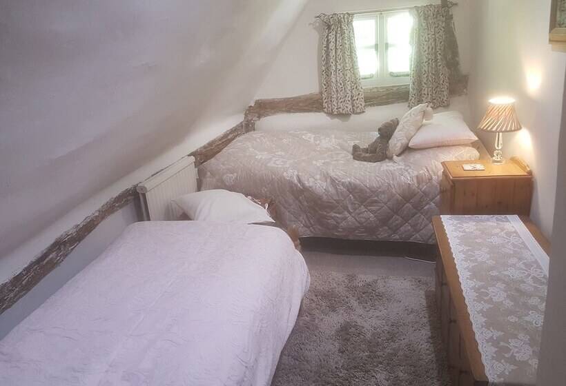 Резиденция Delightful 3 Bed Thatched Cottage Near Winchester