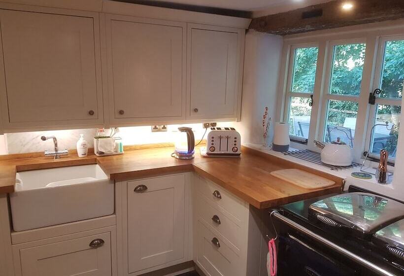 Резиденция Delightful 3 Bed Thatched Cottage Near Winchester