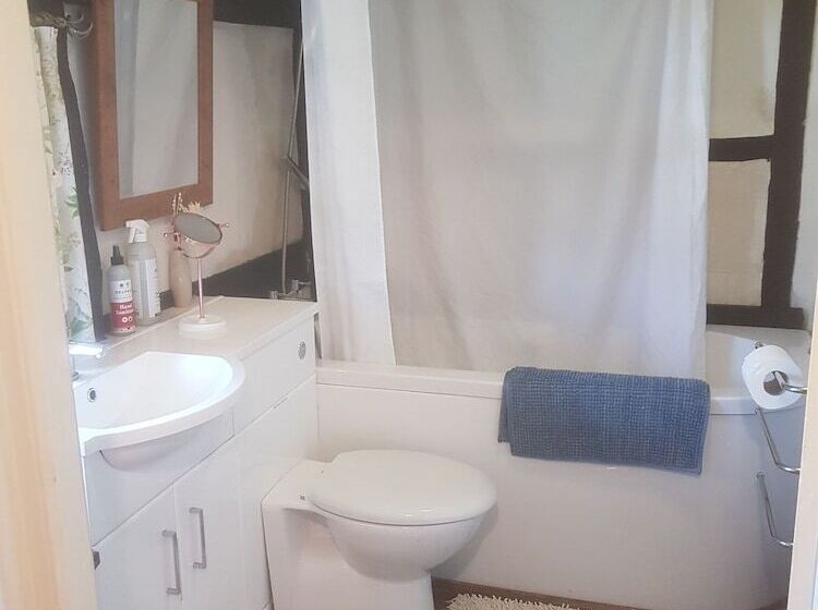 Резиденция Delightful 3 Bed Thatched Cottage Near Winchester