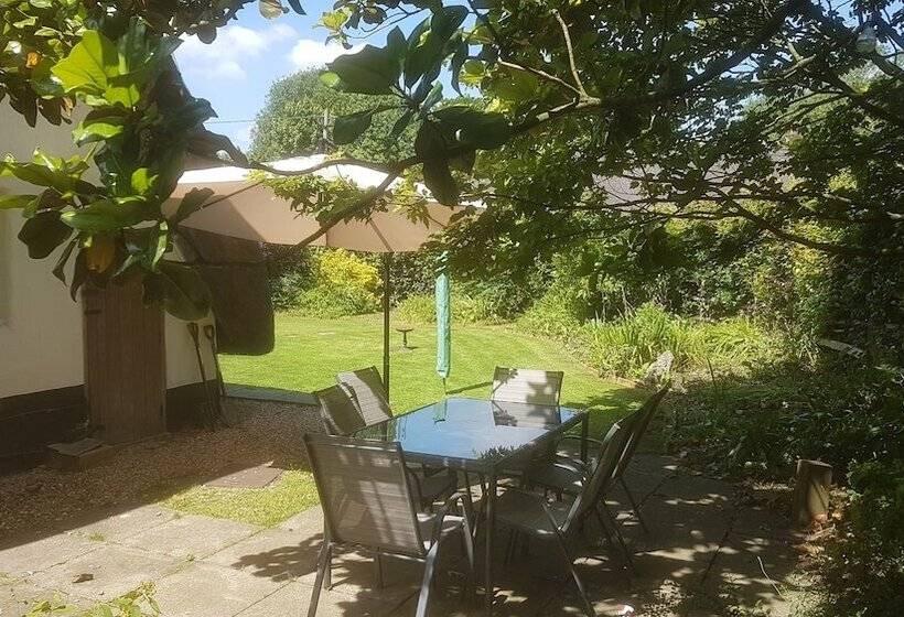 Резиденция Delightful 3 Bed Thatched Cottage Near Winchester