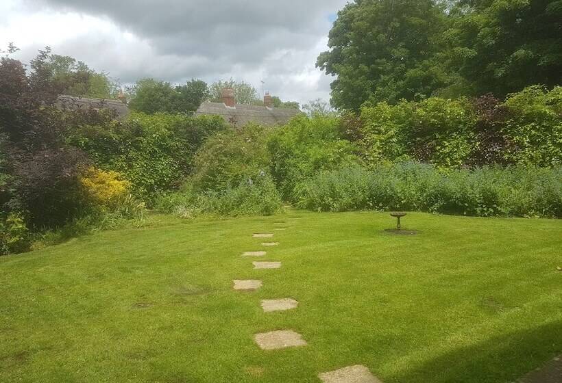 Резиденция Delightful 3 Bed Thatched Cottage Near Winchester