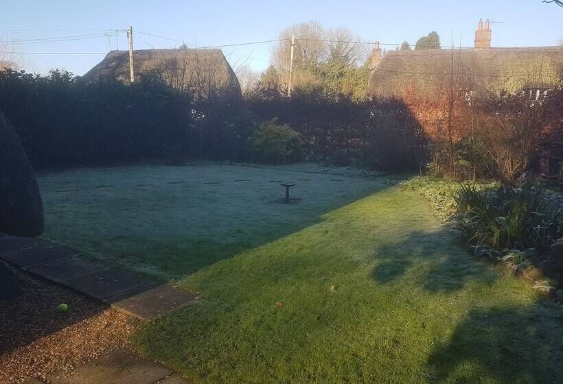 Резиденция Delightful 3 Bed Thatched Cottage Near Winchester