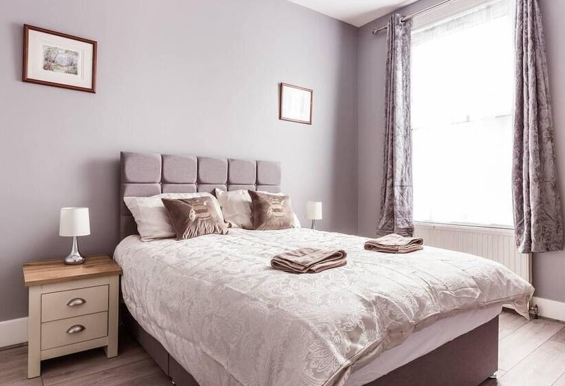 إقامة North Central London House/ Sleeps8/garden/wifi