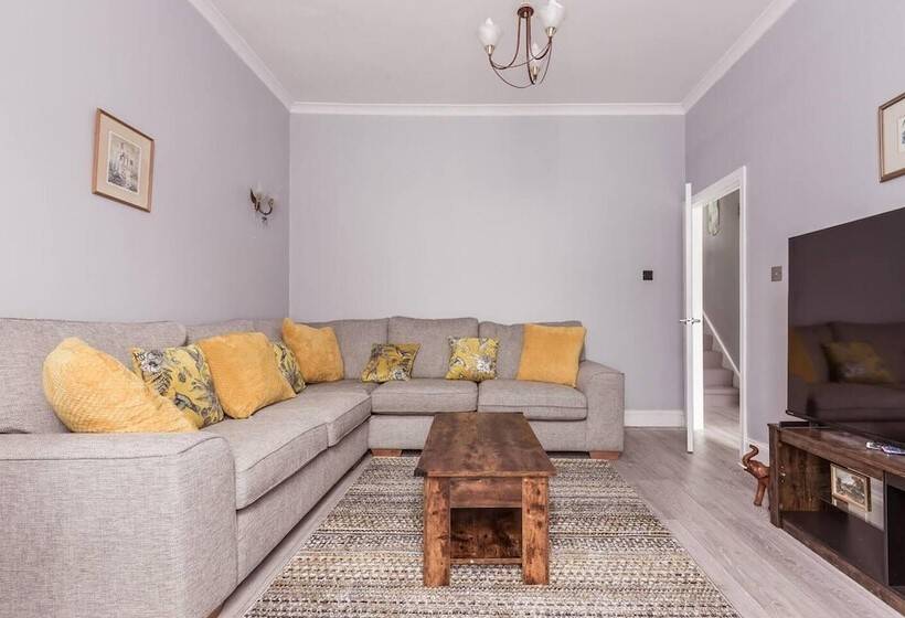 إقامة North Central London House/ Sleeps8/garden/wifi