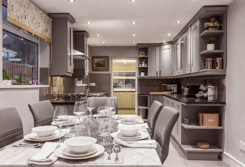 إقامة North Central London House/ Sleeps8/garden/wifi