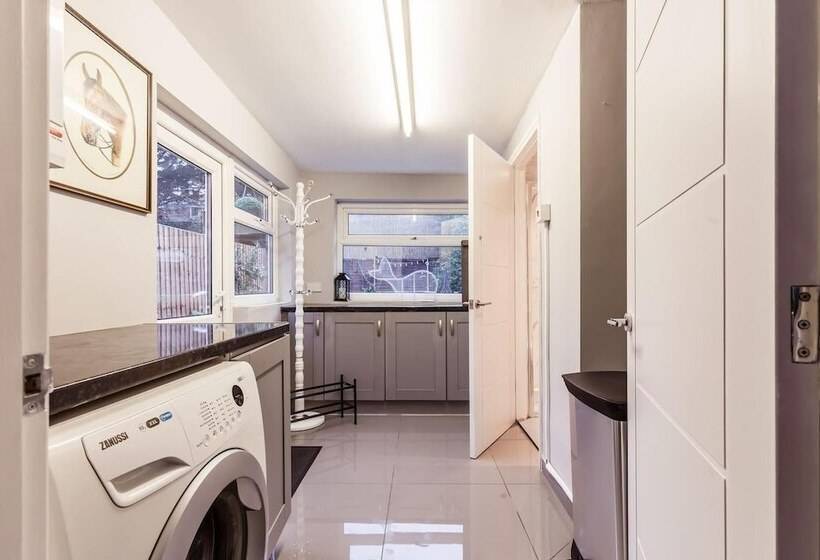 إقامة North Central London House/ Sleeps8/garden/wifi