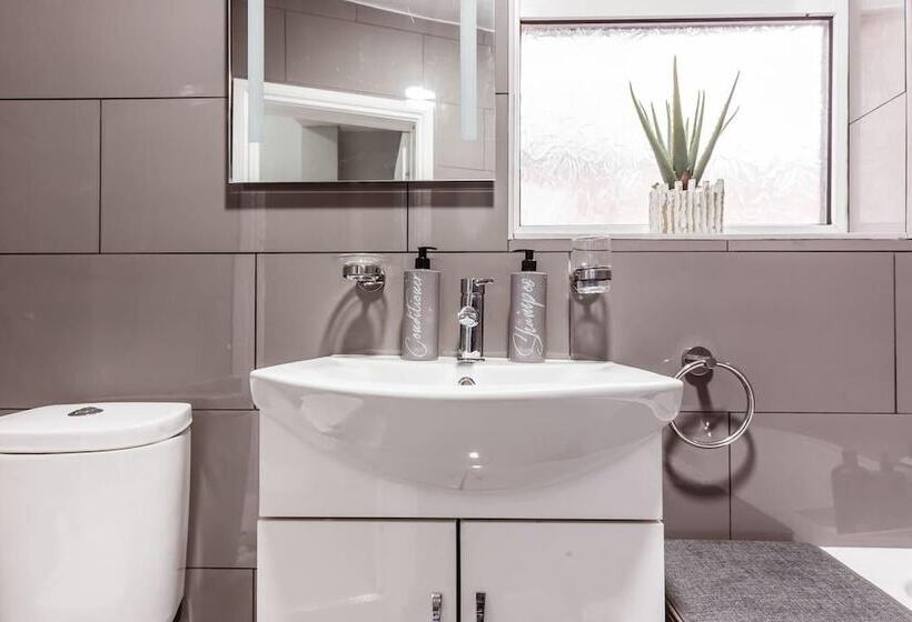 إقامة North Central London House/ Sleeps8/garden/wifi