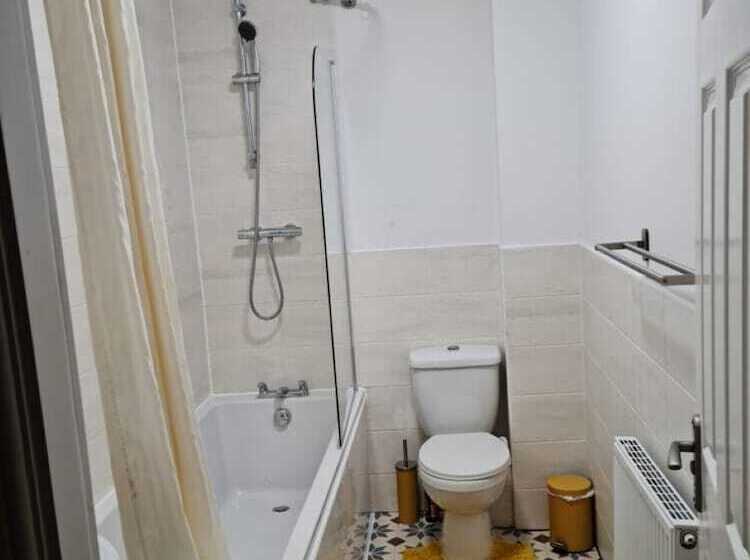 דירת נופש Impeccable 4 Bed House Near Manchester City Centre