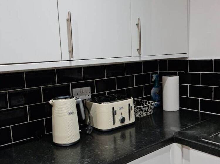 דירת נופש Impeccable 4 Bed House Near Manchester City Centre