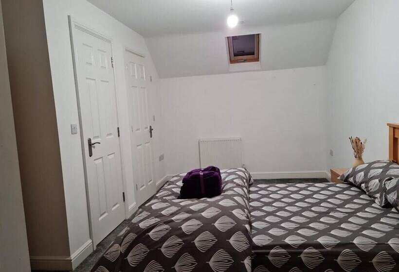 דירת נופש Impeccable 4 Bed House Near Manchester City Centre