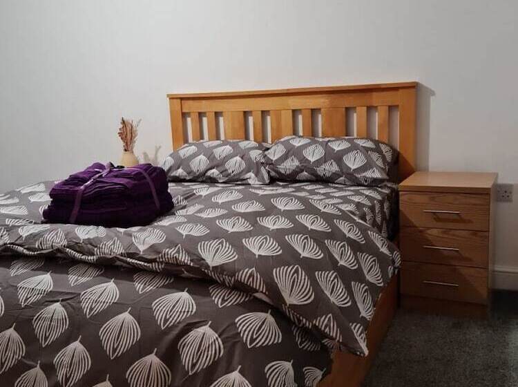 דירת נופש Impeccable 4 Bed House Near Manchester City Centre