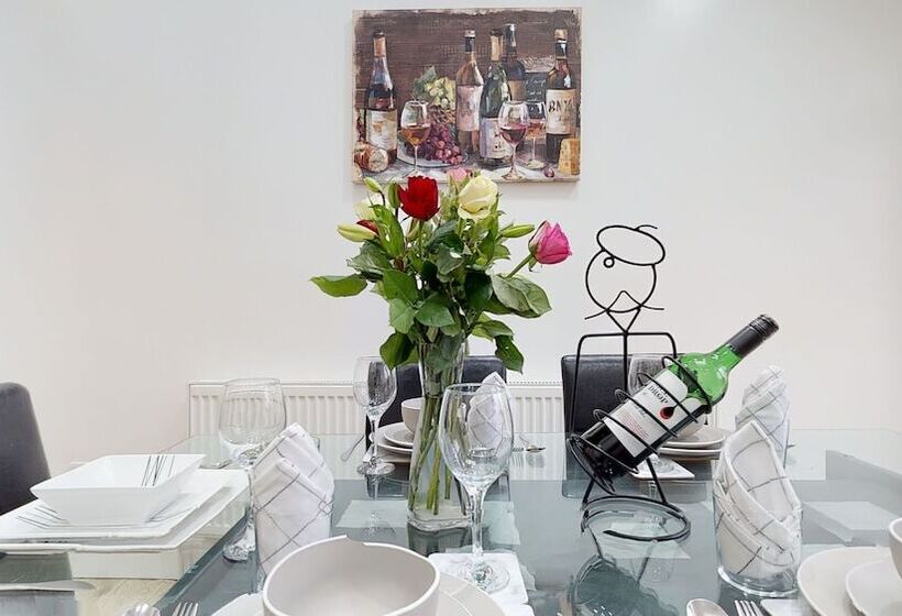 レジデンス Charming 5 Bed House In Romford