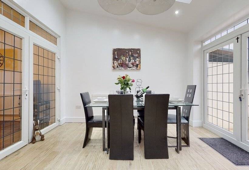 レジデンス Charming 5 Bed House In Romford