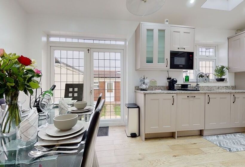 Резиденция Charming 5 Bed House In Romford