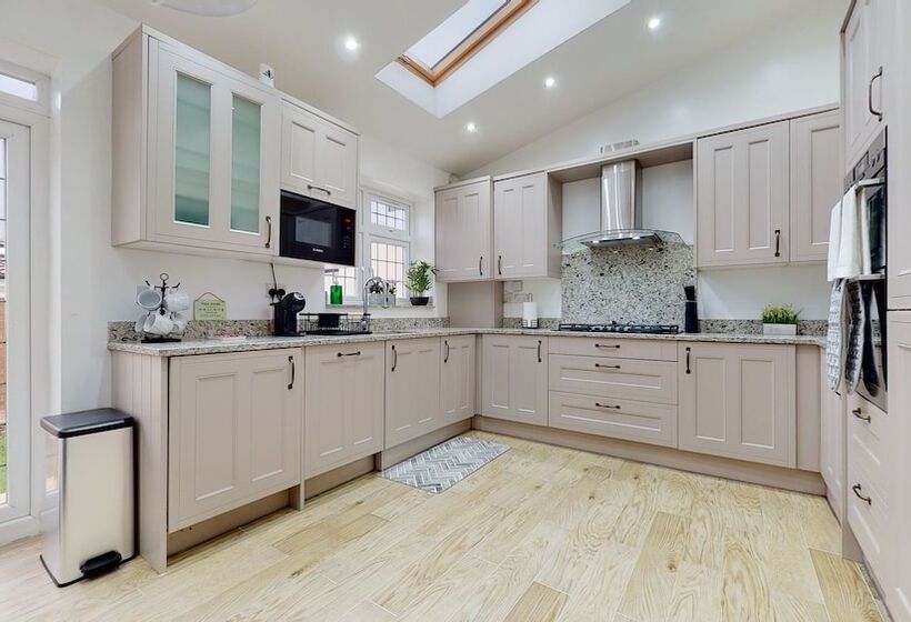 レジデンス Charming 5 Bed House In Romford