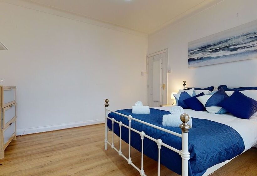 レジデンス Charming 5 Bed House In Romford