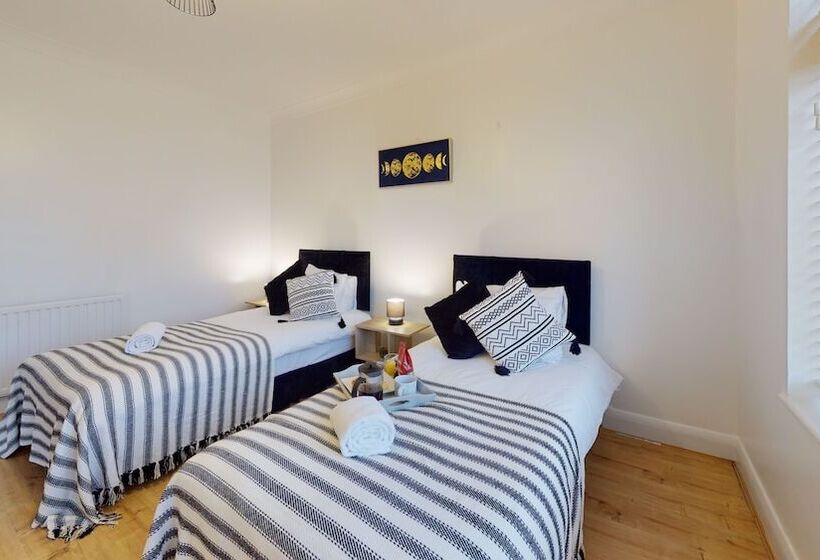 レジデンス Charming 5 Bed House In Romford