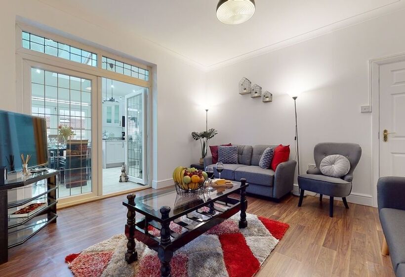 Резиденция Charming 5 Bed House In Romford