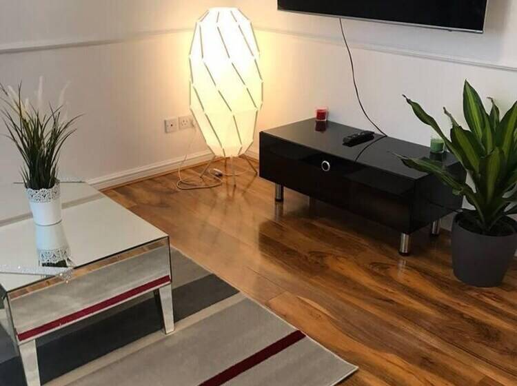 Резиденция Stunning 5 Bed House In Erith, Greater London