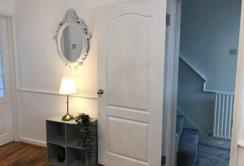 Резиденция Stunning 5 Bed House In Erith, Greater London