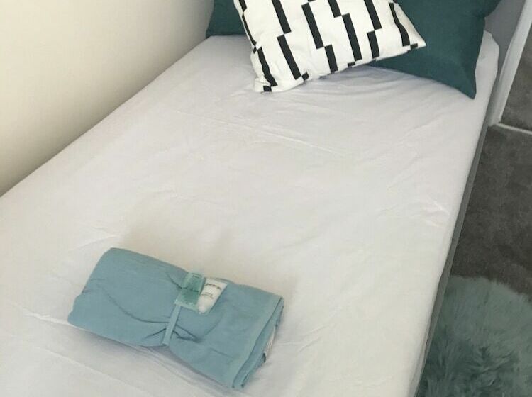 Резиденция Stunning 5 Bed House In Erith, Greater London