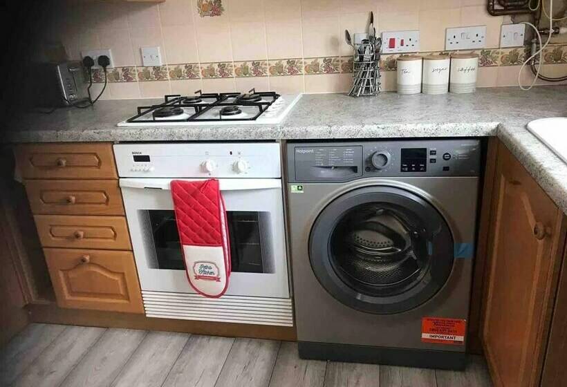 Резиденция Stunning 5 Bed House In Erith, Greater London