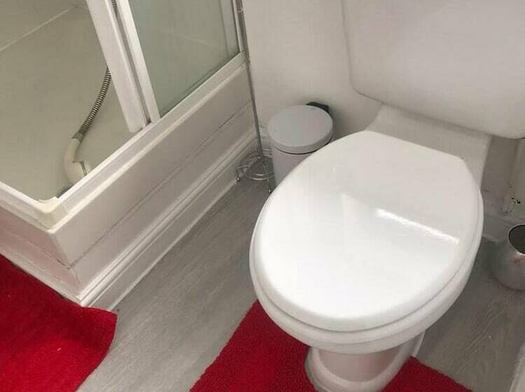 Резиденция Stunning 5 Bed House In Erith, Greater London