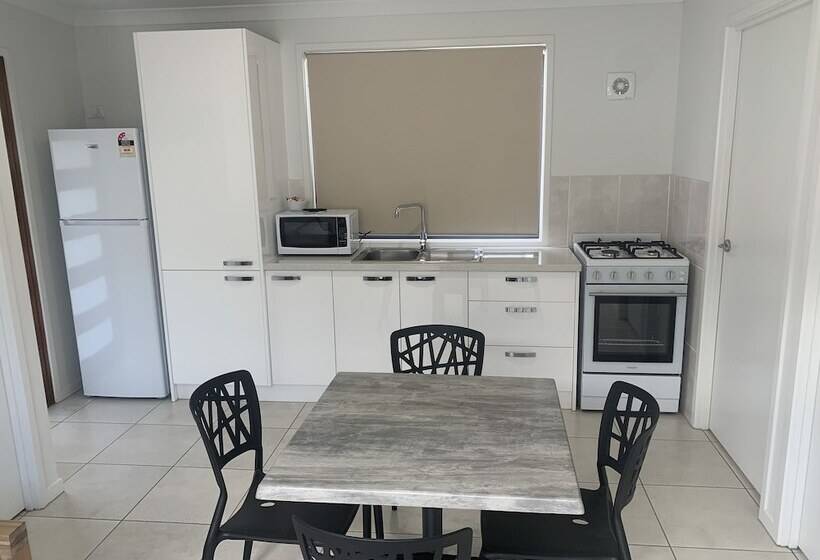 منتجع Yandina Caravan Park