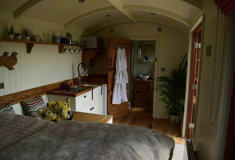 Shephards Hut With Hot Tub In The Cotswolds
