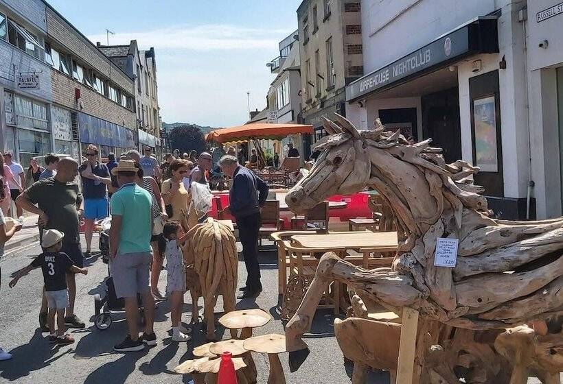 Shephards Hut With Hot Tub In The Cotswolds