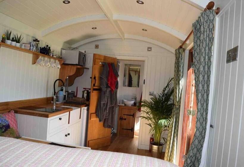 Shephards Hut With Hot Tub In The Cotswolds