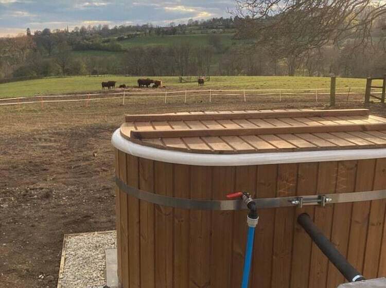 Shephards Hut With Hot Tub In The Cotswolds