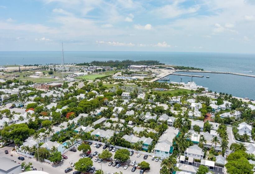 A Place In Paradise By Avantstay Key West Walkable W/ Shared Pool Week Long Stays Only