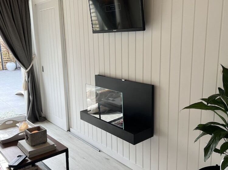 Seaside Cabin Retreat In Hayling Island