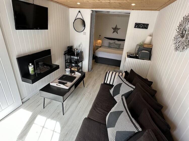 Seaside Cabin Retreat In Hayling Island
