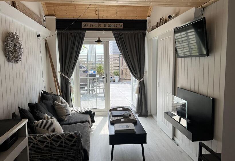 Seaside Cabin Retreat In Hayling Island