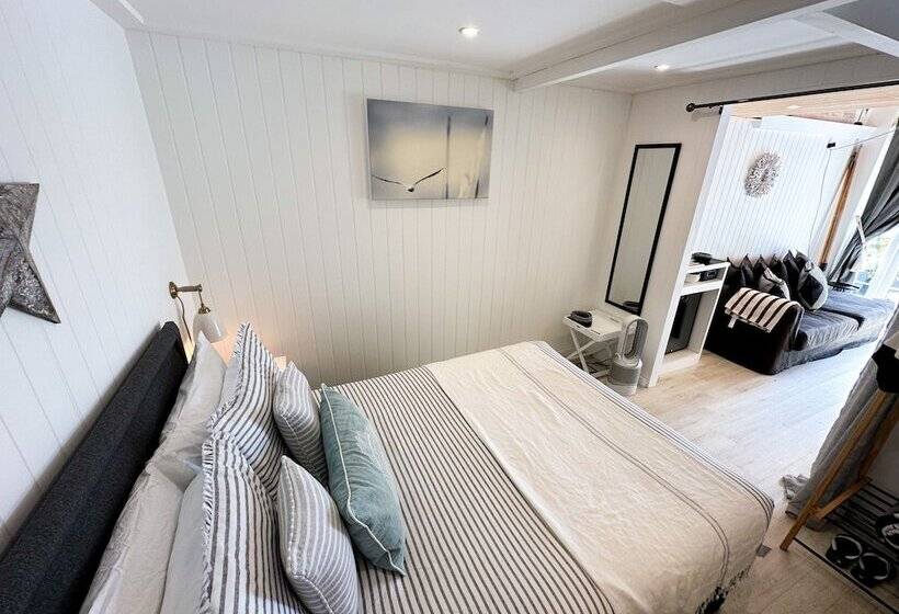 Seaside Cabin Retreat In Hayling Island